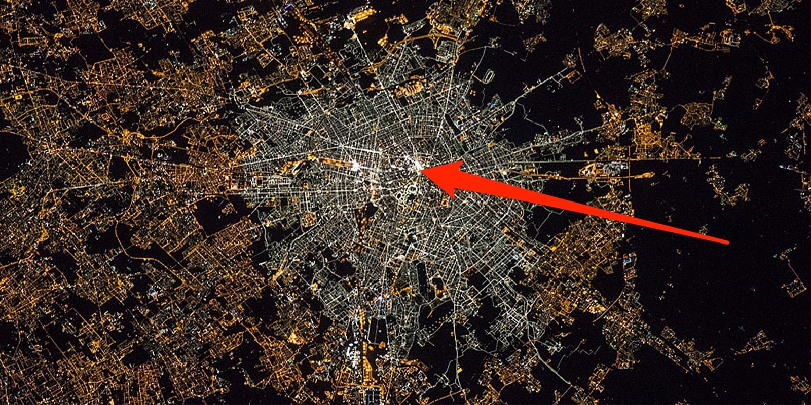 Ánh đèn LED chiếu sáng đường phố tại Milan có thể nhìn thấy được từ vũ trụ.